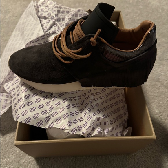 New in box- Italian fringe sneakers - Picture 8 of 8